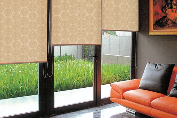 rèm cuốn Trang trí rèm cửa cuốn họa tiết cổ điển trong phòng khách