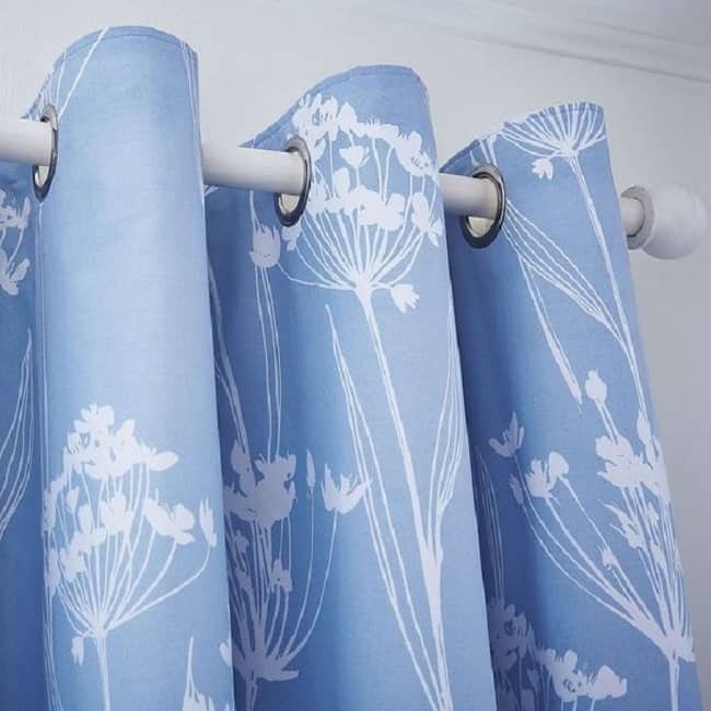 rèm xanh dương có họa tiết